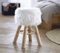 Dekoleidenschaft Hocker Kuschelfell aus Kunstfell in weiß und Holz, Natur, Sitzhocker rund, Polsterhocker, Fußhocker, Schminktisch-Stuhl, Dekohocker