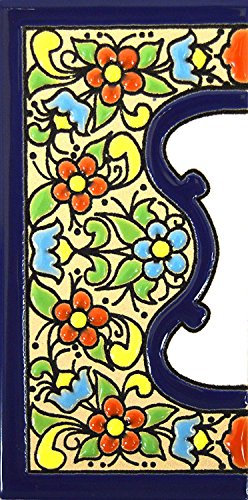 Schilder mit Zahlen und Nummern auf vielfarbiger Keramikkachel. Handgemalte Kordeltechnik fuer Schilder mit Namen, Adressen und Wegweisern. Persoenlich gestaltbarer Text. Design FLORES MEDIANO 10,9cm x 5,4 cm (RAND „CENEFA).