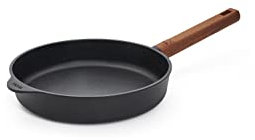 Woll Eco Logic QXR - Sartén plana de hierro fundido (inductiva, diámetro de 24 cm, 5 cm de alto, con mango de madera firme sostenible, apta para todo tipo de cocinas, sin PFAS, revestimiento
