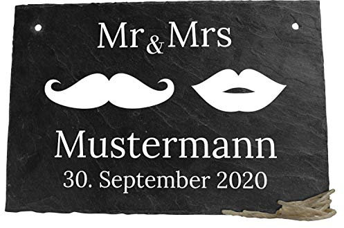 wandmotiv24 Schiefertafel Hochzeit Mr. & Mrs., Aufhängeschild mit Seil 30 x 20cm, Personalisierter Name + Datum, Bildmotiv Kussmund Digitaldruck, Naturprodukt, Hochzeitsgeschenk Brautpaare, Deko