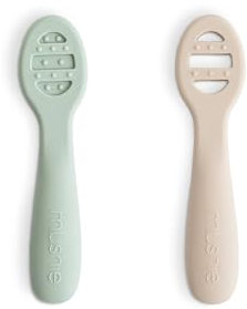 Mushie Cuillère D'apprentissage en Silicone | Lot De 2 Cuillères Pour Tout-Petits| Pour Bébé Pour Apprendre à Manger Seul | Lavable au Lave-Vaisselle | Cambridge Blue/Shifting Sand