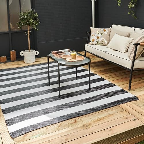 THE RUGS Rainbow Collection Outdoor-Teppich – leicht zu reinigen, wasserdichter Kunststoff-Teppich für Garten, Terrasse, Balkon, Camping – lebendiger Kunststoff-Strohteppich – gestreift schwarz/weiß,