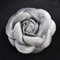 Broche à coudre en cuir synthétique pour femme en forme de fleur de camélia (argenté)
