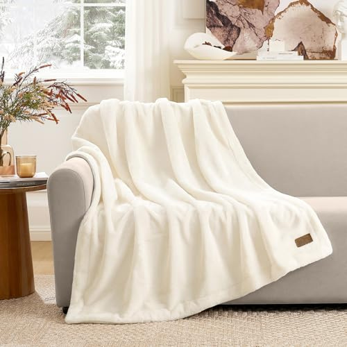 COZY KISS wasserdichte Luxus-Kunstfell Decke für Couch, 127x150cm, Beige | Wasserdichte Decke, Ultraweich, Kuschelig Warme Plüschdecke für Sofa, Schlafzimmer, Auslaufsicher für Große Hunde & Katzen