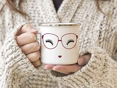 Interluxe EMAILLE Becher Retro Tasse Miss Molly MIT Brille Freundin Geschenk GOLDEN Berry