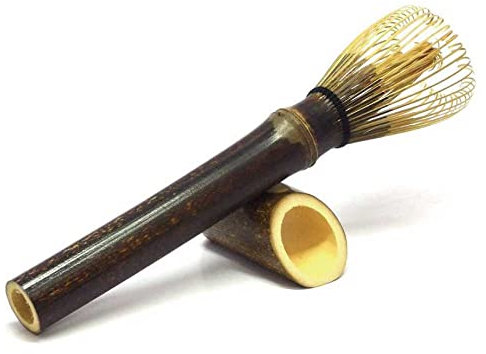 Japanischer Teebesen mit einem langen Griff wie ein Stößel, hergestellt aus japanischem Bambus-Teebesen (Chasen), schwarze Bambus-Farbe