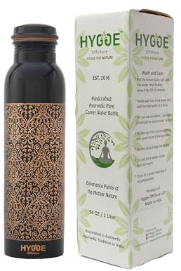 HYGGE Bouteille d'eau en cuivre pur de 1 l – Cuivre ayurvédique avec couvercle – Anti-fuite, motif en relief antique – Voyage, salle de sport, bureau, randonnée, yoga – Verres respectueux de