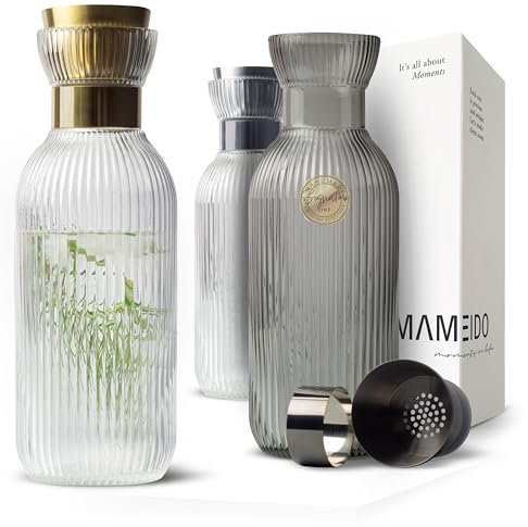MAMEIDO Wasserkaraffe 1l, Glaskaraffe mit Deckel & Sieb, mundgeblasene Karaffe Glas, Wasserkrug mit edler Optik für besondere Anlässe, Karaffen zum Verschenken (Crystal Gold, 1000ml)