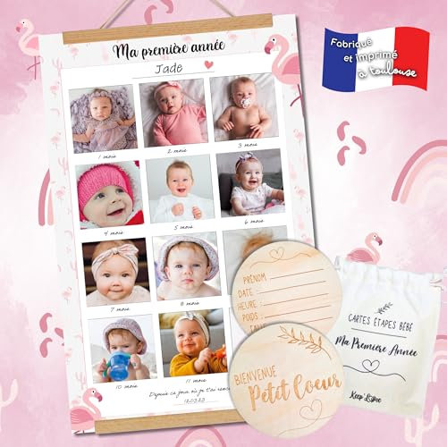 Keep’Love - Pack Souvenir Ma Première Année pour Bébé - Affiche À Compléter + Baguettes de Suspension + Cartes Étapes Bébé en Bois Pochon inclus - Cadeau de naissance parfait (Modèle Flamant Rose)