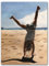 James Coates - Handstand on Beach Kunstdruck Poster Wandkunst 40,6 x 30,5 cm (A3)