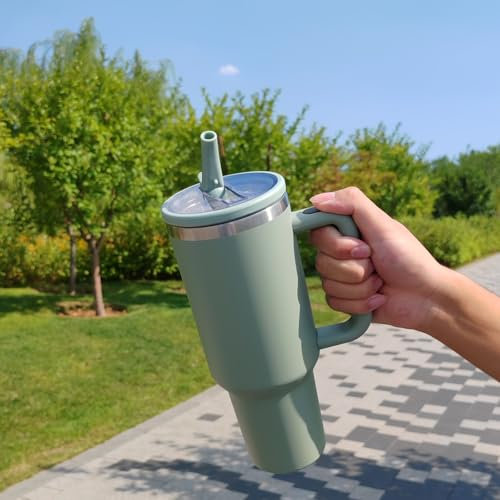 Gobelet à paille de 1200 ml avec bouchon à rabat avec poignée pour porte-gobelet de voiture, tasse à eau anti-fuite en acier inoxydable 304 – Bouteille d'eau de voyage... (Nouvelle version vert)