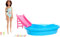 Barbie Ensemble de jeu poupée et piscine, maillot de bain une pièce brune en écume de mer avec piscine, toboggan, serviette et accessoires de boisson