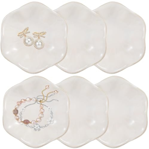 BOSREROY Lot de 6 coupelles à bijoux en céramique, coupelles à bagues feuille de lotus, petits plateaux à bibelots, assiettes en poterie blanche, porte-bijoux bord doré, bol à clés pour table de nuit
