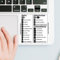 Mac Shortcuts Aufkleber Deutsch 8x8cm - Effizientes Arbeiten mit den wichtigsten Tastenkombinationen - Bedienungshilfe Mac, MacBook Shortcuts - abgerundete Ecken