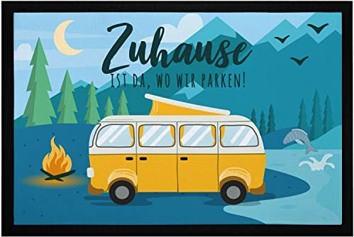 SpecialMe® Fußmatte mit Spruch Zuhause ist da wo wir parken Campinbus Camping Urlaub Zubehör Gagdet rutschfest & waschbar Berge Nacht schwarz 60x40cm