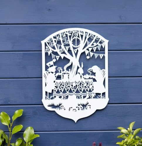 Burgess Home & Garden Großes Metallschild mit Alice im Wunderland, zum Aufhängen, für drinnen und draußen, Weiß