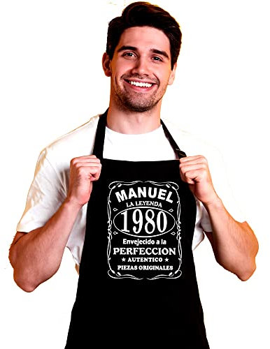 EBRATEX Delantal de cocina personalizado negro hombre | Personalizado con su año de nacimiento y su nombre | Regalo original y divertido para amigos o familiares. Accesorios Ideales para Barbacoa.