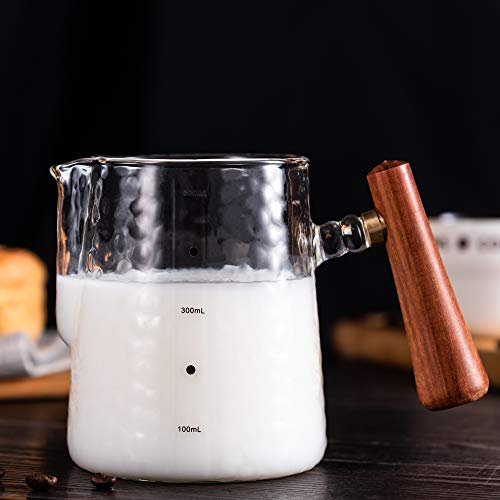 Milk Jug High Borosilicate Glass Milk Frothing Pitcher with Wooden Handle&Measurement, 20oz/600ml Heat Resistant Glass Milk Coffee Cappuccino Latte Art Steaming Pitcher Barista Microwave &Stovetop