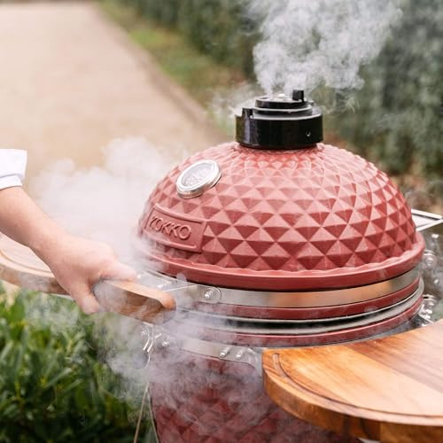 Kamado Kokko 18 - Nouvelle édition 18 = taille standard (46 cm x 69 cm) Bon compromis entre sa taille et sa rapidité d’allumage Diamètre de la grille : 37 cm Rouge oxyde