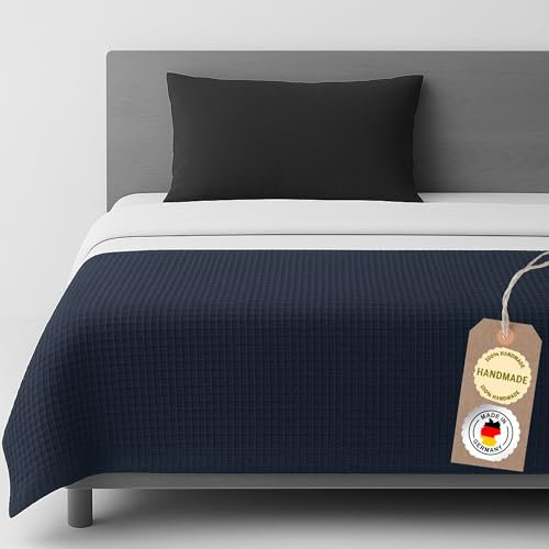 chambry Tagesdecke 140x200 cm - 100 % Baumwolle Waffelstruktur - weiche & atmungsaktive Baumwolldecke - Zeitlose & waschbare Kuscheldecke, Möbelüberwurf, Couchüberwurf oder Bettüberwurf - Blau