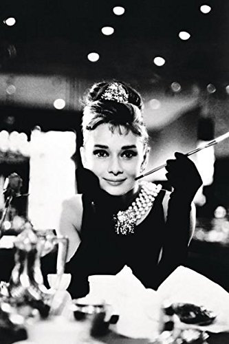 Close Up Audrey Hepburn Breakfast at Tiffany's Poster Premium Plakat (61 cm x 91,5 cm) + 1 Traumstrand Poster Insel Bora Bora zusätzlich