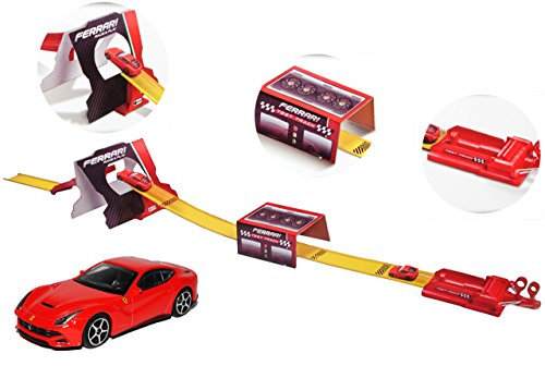Bburago Teststrecke Spielwelt mit Sprungschanze und Abschussrampe - Inklusive 1 Modellauto - riesige 130 cm lang 1/64 Modell Auto mit individiuellem Namen