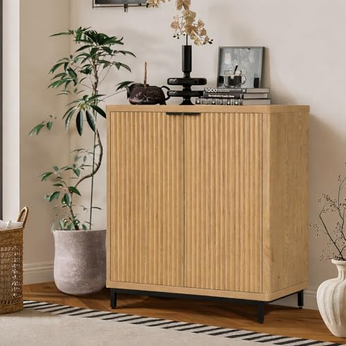 QuicMiou Buffetschrank mit Stauraum, Sideboard, modernes Anrichtenbrett, mit 2 Türen und 3 Regalen, geriffelte Medienkonsole für Wohnzimmer, Küche, Esszimmer, Flur (natürliche Eiche)