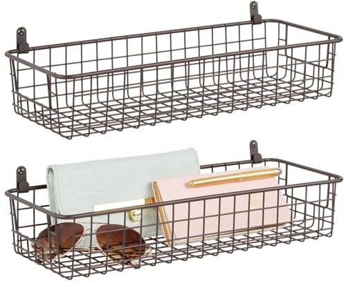mDesign 2er-Set Wandregal aus Metall – kleiner Ablagekorb für Flur, Schlafzimmer und andere Räume – Organizer für Briefe, Geldbörsen, Sonnenbrillen oder Badaccessoires – bronzefarben