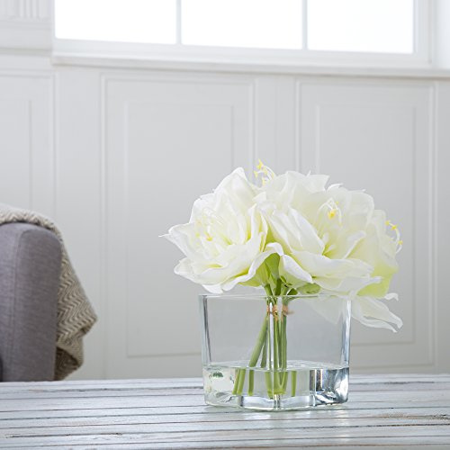 Lavish Home Floral Centerpiece-Five Cream-Colored Lily Blossoms in a Clear Glass Bowl with Fake Water Lilien-Blumenarrangement in Vase, 5 Blumen, Glas Acryl Kunststoff (PE), Cremefarben und Grün, 8.5