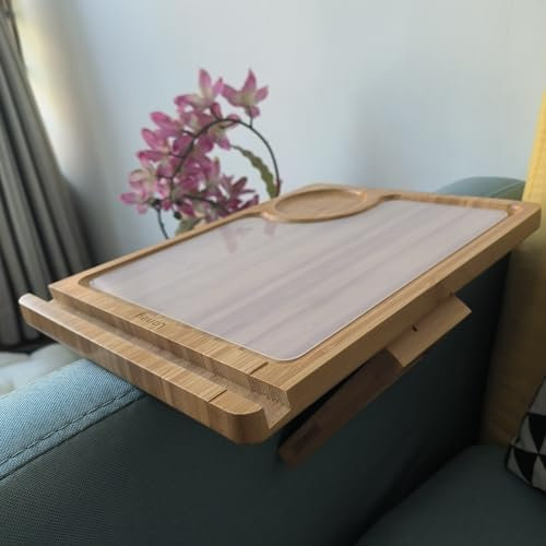 Plateau Clip Canapé en Bambou - Table d’Appoint pour Accoudoir - Support Téléphone & Tablette - Tapis Antidérapant Amovible - Idéal pour Salon & Coin TV - 30x22cm