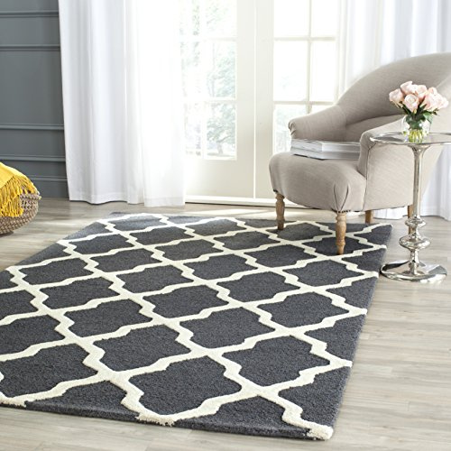 SAFAVIEH Geometrisch Teppich für Wohnzimmer, Esszimmer, Schlafzimmer - Cambridge Collection, Kurzer Flor, Dunkelgrau und Elfenbein, 152 X 244 cm