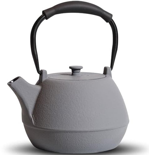 Gusseisen Teekanne, 1100 ml Teekessel, herdgeeignet mit Teesieb für Tee und Kaffee, handgefertigte japanische Teekanne im klassischen minimalistischen Stil