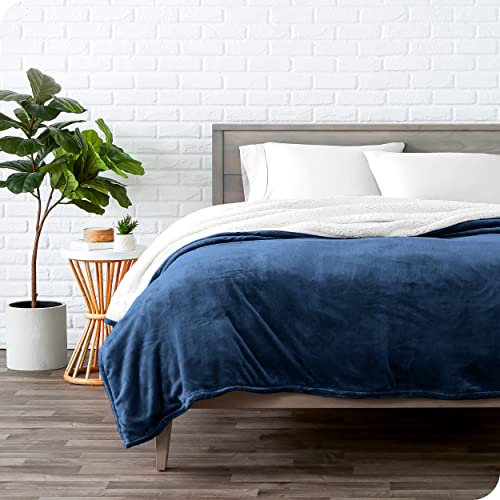 Bare Home Coperta Sherpa 230 x 270 cm in Blu Scuro - Coperta soffice e morbida per divano e letto - Calda, leggera e reversibile - Certificata OEKO-TEX