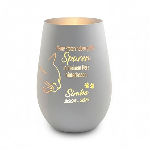 Trauerlicht Katze personalisiert mit Name und Daten – Gedenklicht aus Glas mit Katzenmotiv und Spruch – Erinnerung Andenken Windlicht Teelichthalter für Haustier Abschied (Weiß-Silber)