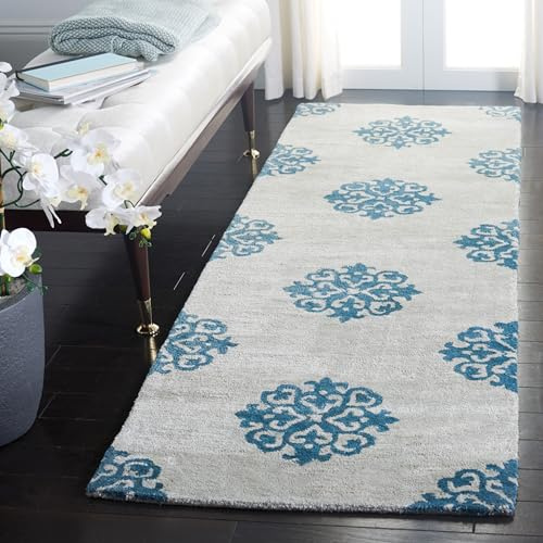 SAFAVIEH Soho Collection Runner Rug - 2'6 x 8', Silver, Handmade Wool, Ideal for High Traffic Areas in Living Room, Bedroom (SOH424C)