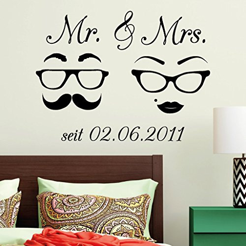 Wandtattoo Loft individuelles Wandtattoo „Mr & Mrs mit Schnurrbart, Brille und Wunschdatum“ - Wandtattoo Wandsticker Hochzeitsgeschenk / 54 Farben / 3 Größen/transparent / 35 x 47 cm