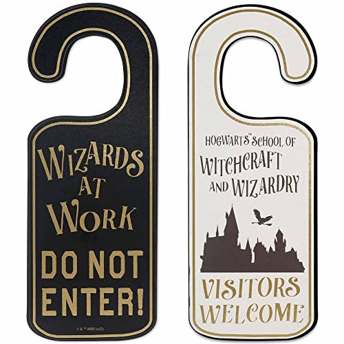 Open Road Brands Harry Potter Doppelseitige, wendbare Holz-Türhänger – Zauberer bei der Arbeit und Hogwarts Vistors Willkommen