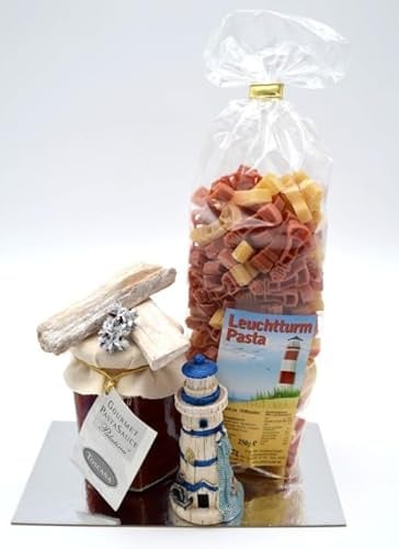 Generisch Leuchtturm-Nudeln mit Gourmet Pasta Sauce und Deko-Leuchtturm