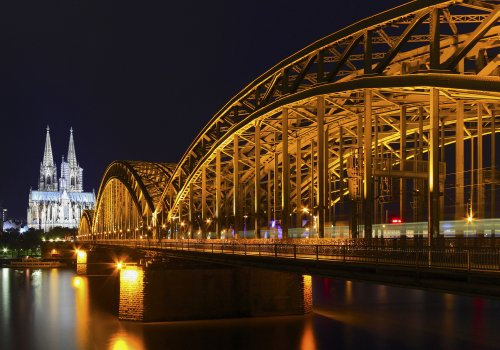 XXL Poster 100 x 70cm Köln, Hohenzollern Brücke über den Rhein bei Nacht mit Blick auf den Kölner Dom - (Lieferung gerollt!) - (SF204)