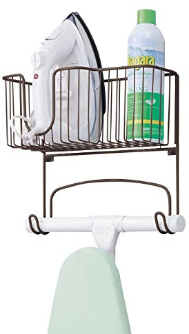 mDesign Bügelbretthalterung – Wandhalterung aus Metall mit zusätzlich Stauraum für das Bügeleisen inkl. Zubehör – leichte Wandmontage – bronzefarben