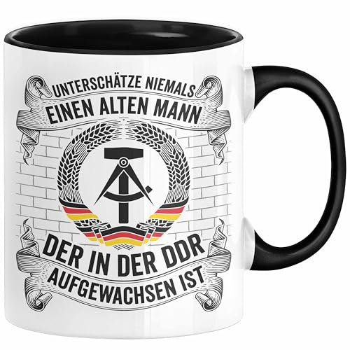 Unterschätze Niemals Einen Alten Mann Der In Der DDR Aufgewachsen Ist Tasse Geschenk (Schwarz)