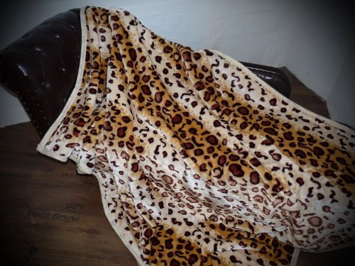 Natur-Fell-Shop Kuscheldecke Tagesdecke Decke im Leopard - Look 160x200cm
