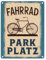 Vintage Fahrrad Parkplatz Metallschild in 15x20 cm Stilvolles altmodisches Schild in Blau mit charmanten Buchstaben auf Hintergrund