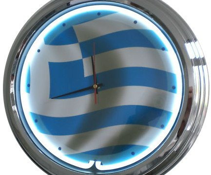 US-Way.de Griechenland Flagge WallClock Deko-Clock – 44 cm Durchmesser, Deko-Wanduhr ohne Tickgeräusche und gut lesbares Display, USA 50er-Jahre-Stil Neon-Uhr für Küche, Büro