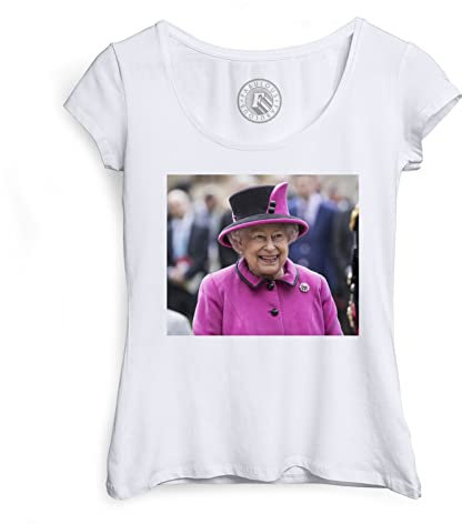 T-Shirt mit weitem Kragen für Damen Queen Elizabeth II Rosa Hut Mode Königin von England Fashion Style