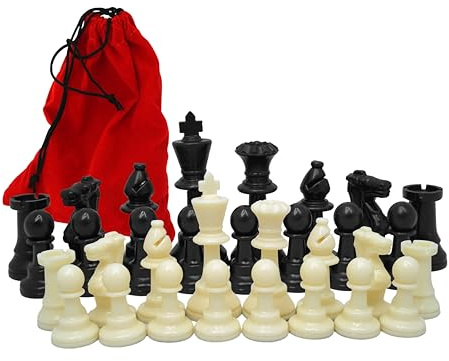 PrimoGames Kunststoff Schachfiguren im Samtbeutel Königshöhe 93 mm - Staunton Design Klassische 32 Schach Figuren mit Filzgleiter Schwarz Weiß Set Stoffbeutel rot Gr. XL