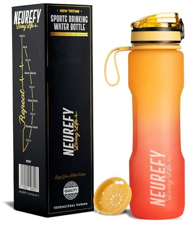 NEUREFY Trinkflasche 1L Tritan Feuer-orange - Auslaufsicher, Grifffest, BPA-frei - Sportflasche mit Anzeige Trinkmenge & Sieb - Fitnessstudio Gym Flasche, Wasserflasche, Outdoor, Büro, Uni, Schule