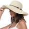 Creekstone Chapeau de Paille Soleil pour Femme à Large Bord UPF 50 Protection Solaire Pliable Chapeau Souple de Plage d'été avec Cordon coupe-vent (FR/ES, Alpha/lettres, L, Beige)
