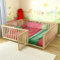Cama Infantil Montessori 140x200 cm con Puerta y Barrera de Seguridad, Estructura de Madera Maciza de Pino con Somier de Listones, Cama de Suelo para Niños y Niñas