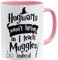 OM3® Hogwarts wasn't hiring so I teach muggles instead Kaffee-Tasse | Keramik Becher | 11oz 325ml | Beidseitig Bedruckt | Rosa